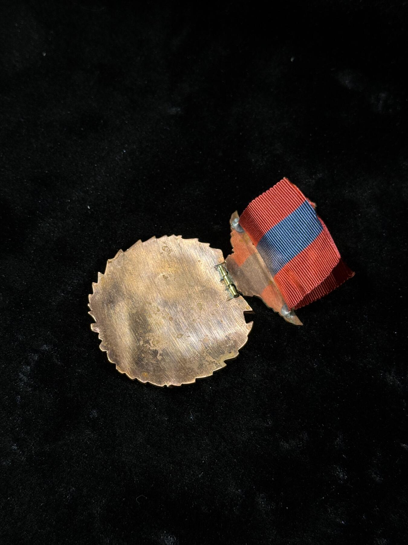 戎马世界章牌大赏第110期 一等金级多米尼加航空功绩勋章 该章铜质镀金珐琅 尺寸巨大   克重追平星芒类勋章60-70克 一等只授予将军级