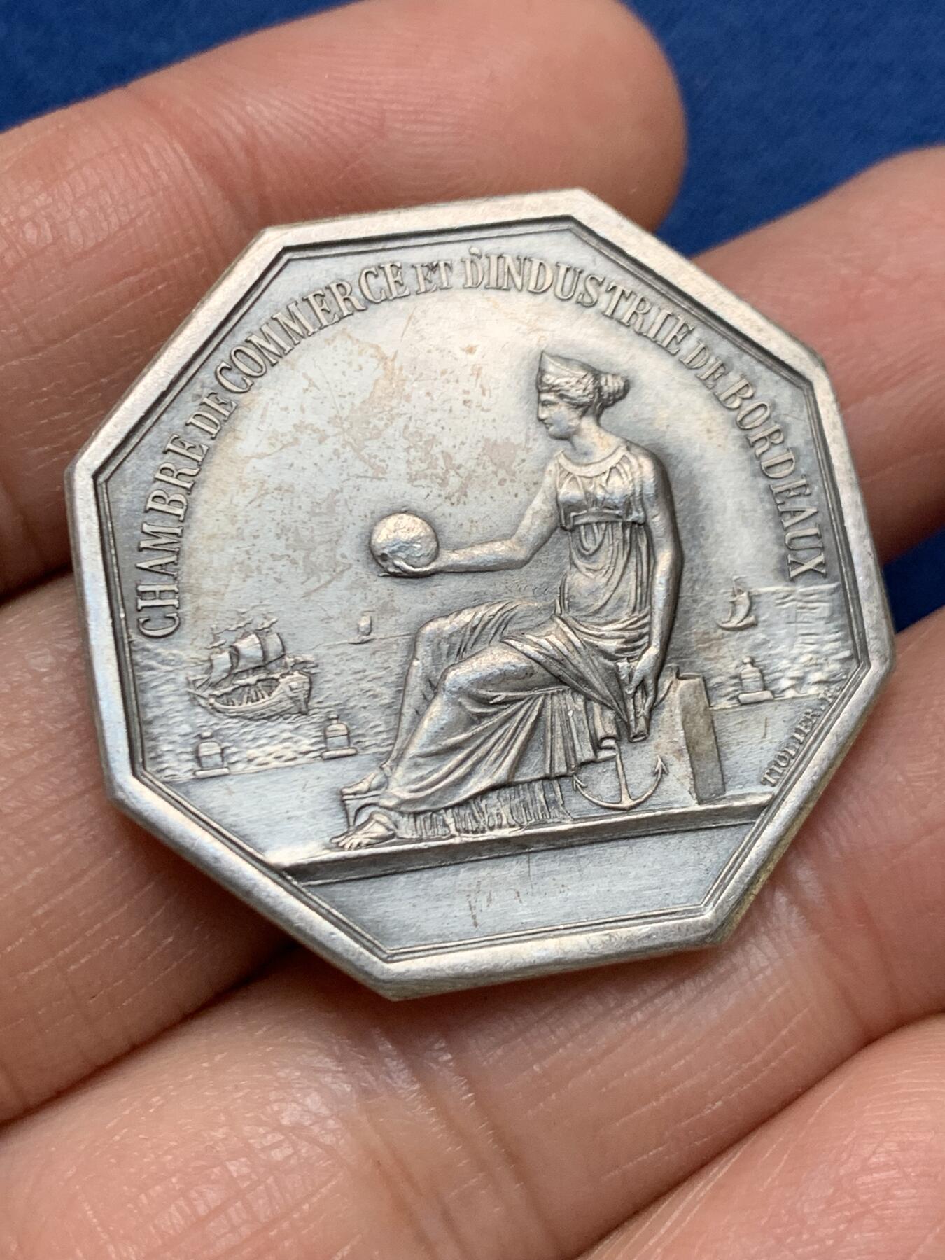 《竞宝斋》第461场 周日，周一，2场连拍 （全场包邮）欢迎送拍 法国波尔多商会八角银质代币，丰饶角边铭，23.5g，33.9mm