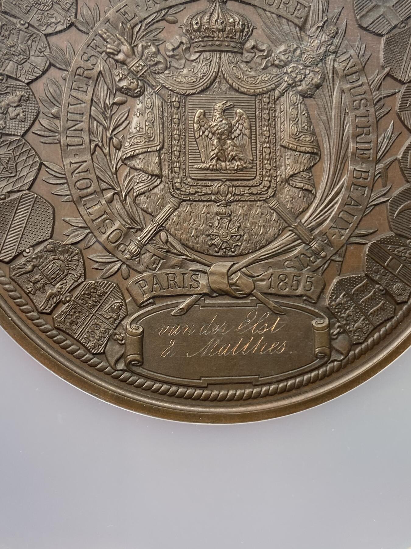 万国钱币拍卖第059期 NGC MS64 1855年法国拿破仑三世巴黎世博会大铜章 法系大规格名誉品种 纹章正中帝国盾徽 周围20个参展国家盾徽 稀少签字版 颁发给杰出贡献者 60MM大规格