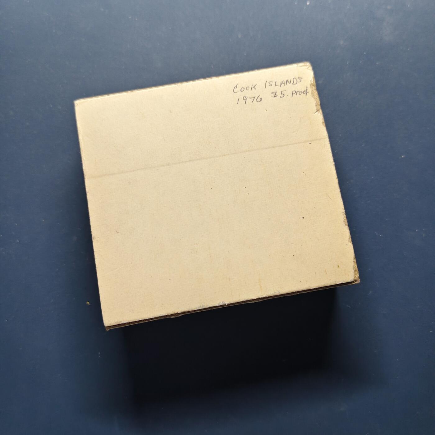 【全场包邮】纯粹捡漏拍499场-持续更新中 库克群岛1976年5元曼加亚翠鸟精制纪念银币【42毫米27.3克50%，纯银价约382元（按28元银价折算）】-原盒