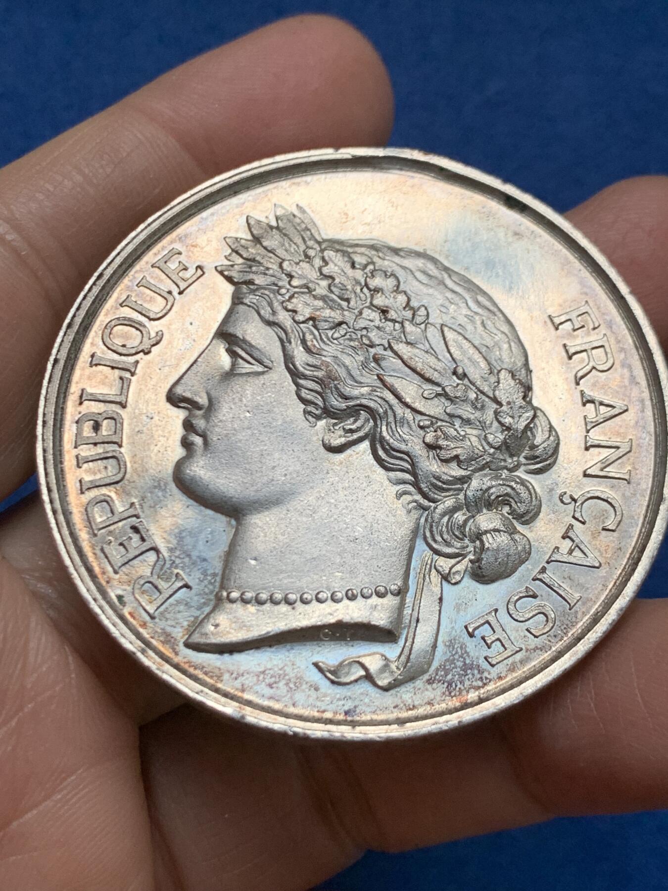 《竞宝斋》第461场 周日，周一，2场连拍 （全场包邮）欢迎送拍 法国全国市镇射击协会镀银铜章，图案精美。表面银光闪烁，包浆五彩。但侧缘有吊坠去除的打磨痕迹。52.2克，50.6mm。