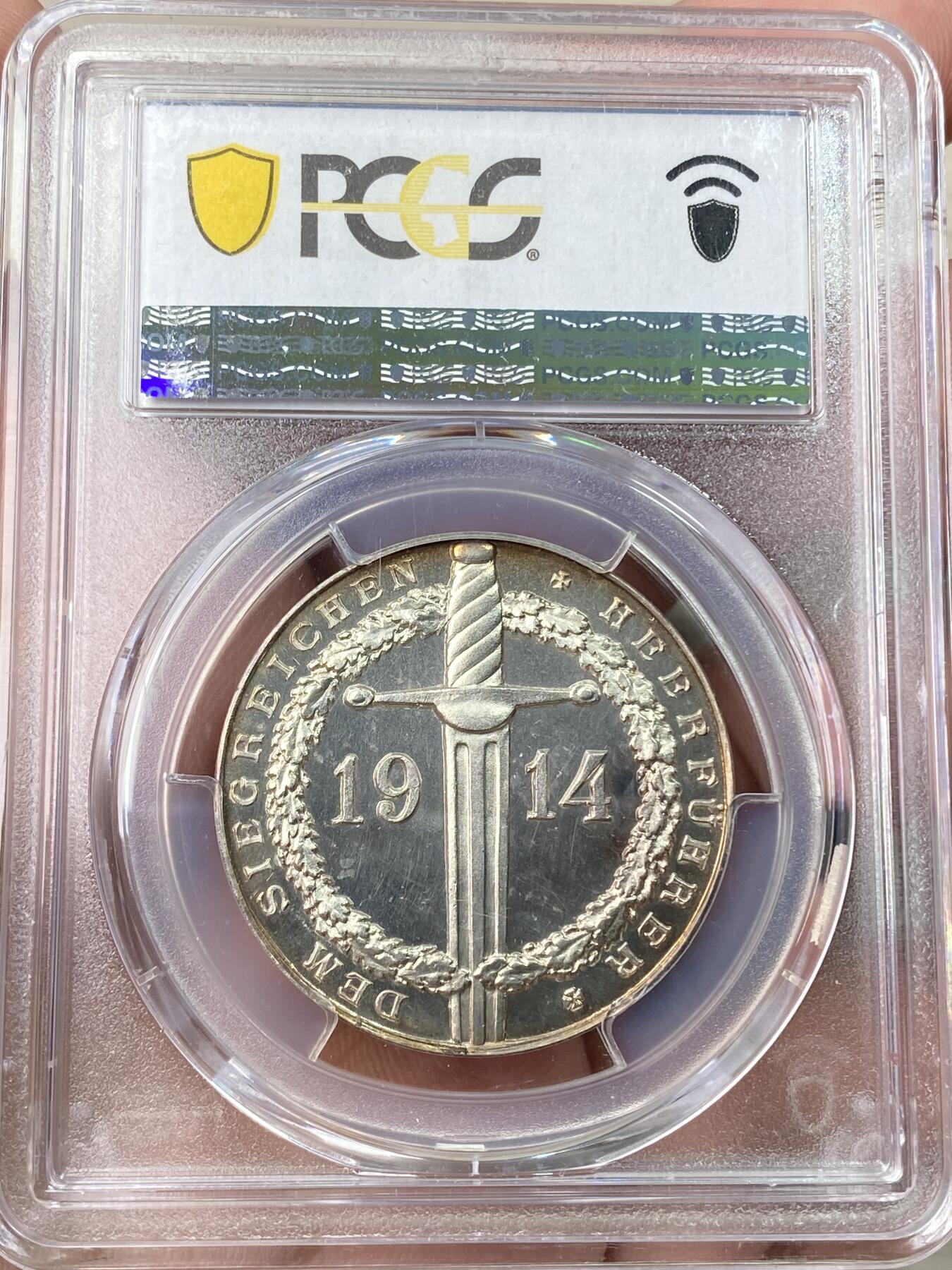 万国钱币拍卖第059期 PCGS SP63 1914年德国一战期间亚历山大·冯·克鲁克将军纪念银章 纽伦堡造币厂铸  双面极强的镜面喷砂质感 990超高银版；反面文字意为：献给胜利的陆军统帅 克鲁克将军是德国普鲁士军官，陆军上校将军，第一次世界大战爆发后，他被任命为德军第1集团军司令，赢得了蒙斯和勒卡托等战役的胜利