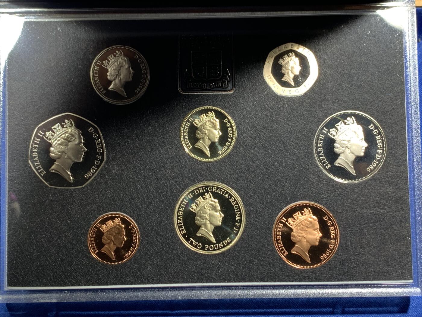 《竞宝斋》第461场 周日，周一，2场连拍 （全场包邮）欢迎送拍 英国1986年精制套币，1枚2英镑爱丁堡运动会精制纪念币，1枚1英镑北爱尔兰亚麻精制纪念币，8枚币，品相精美 蓝色盒装