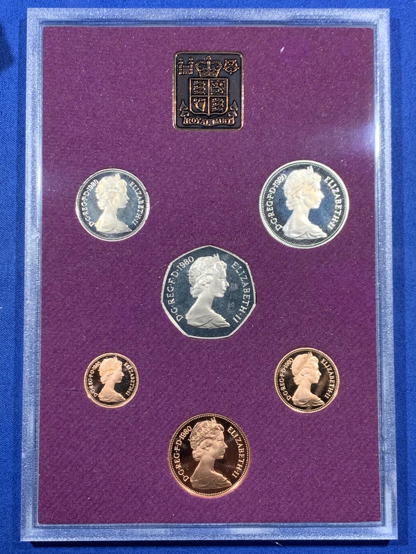 《竞宝斋》第461场 周日，周一，2场连拍 （全场包邮）欢迎送拍 英国1980年精制套币 礼品原装6枚币和1枚章