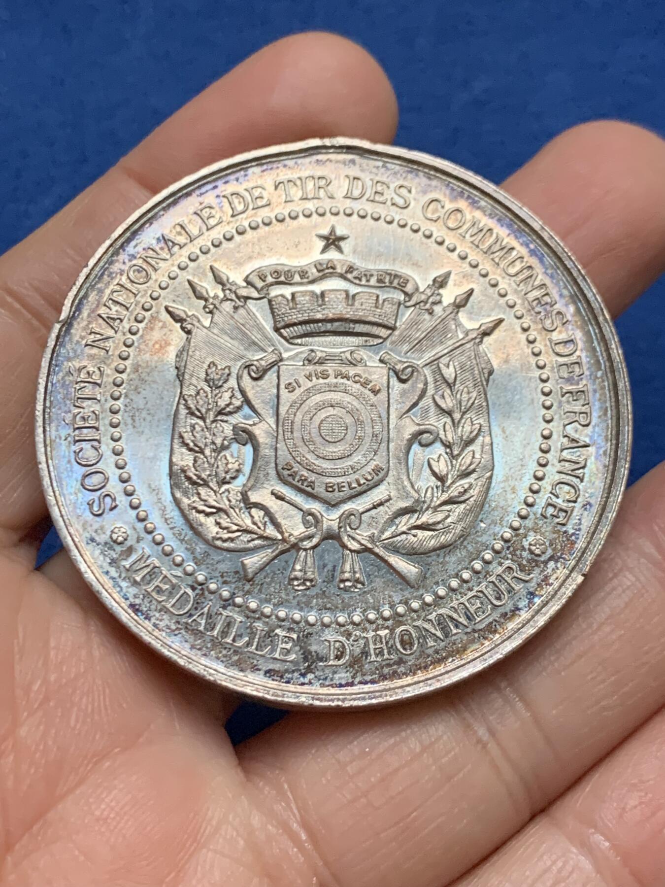 《竞宝斋》第461场 周日，周一，2场连拍 （全场包邮）欢迎送拍 法国全国市镇射击协会镀银铜章，图案精美。表面银光闪烁，包浆五彩。但侧缘有吊坠去除的打磨痕迹。52.2克，50.6mm。