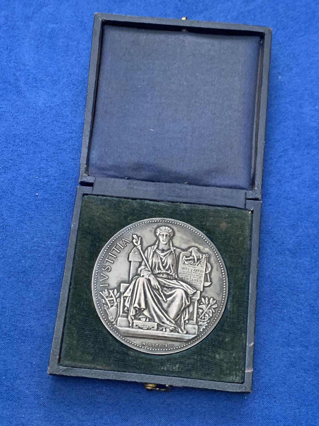 《竞宝斋》第461场 周日，周一，2场连拍 （全场包邮）欢迎送拍 法国塞纳省商业法庭银章 丰饶角2银标 带盒 57.75克 50.2mm