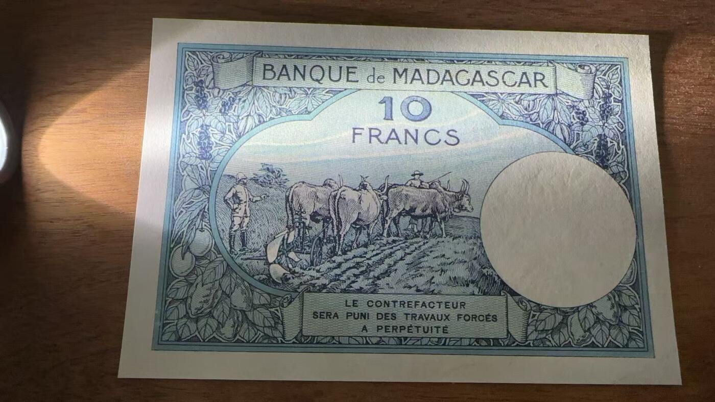 徐霞客拍卖首拍 马达加斯加	P-36 1937年10法郎	C.1261 0492	au		发行于殖民至独立过渡阶段，是当时流通的法定货币。它融合了殖民风格与本土文化的设计，以当地农耕形象为核心纹饰，兼具实用与文化象征意义，见证了货币体系从殖民管控向自主发行的演变，是研究该地区金融转型与社会风貌的实物佐证。其收藏价值源于存世量稀少，兼具历史研究价值与稀缺性