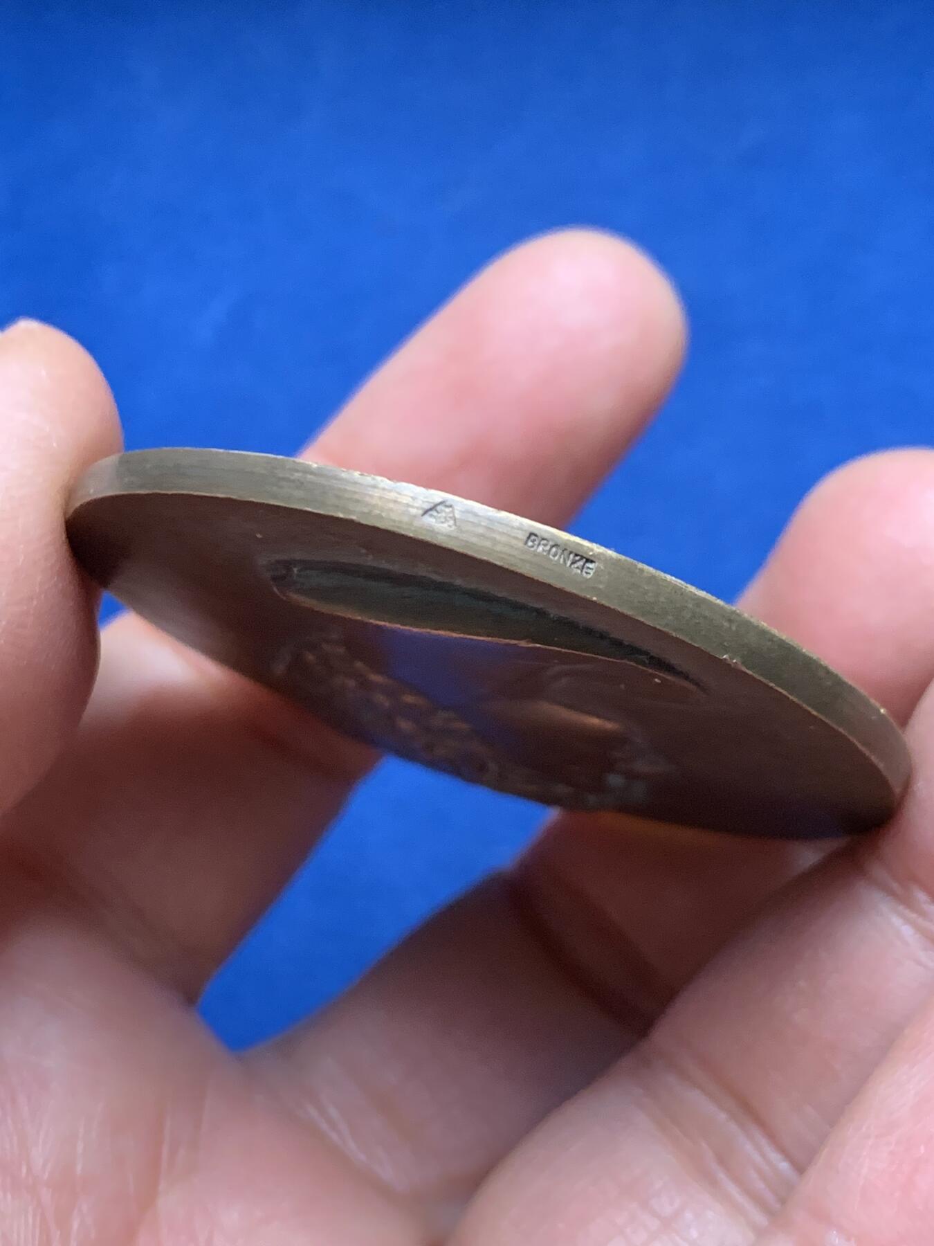 《竞宝斋》第461场 周日，周一，2场连拍 （全场包邮）欢迎送拍 法国体育教育与运动指导委员会纪念铜章 52.2克 49.7mm 三角铜标