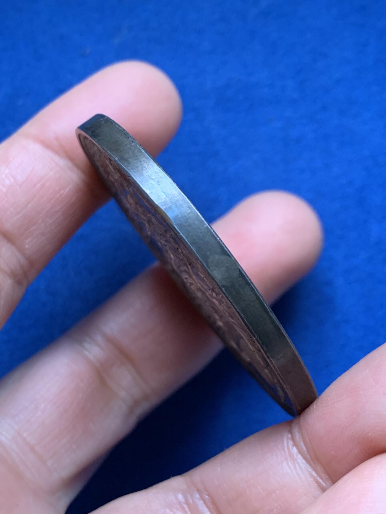 《竞宝斋》第461场 周日，周一，2场连拍 （全场包邮）欢迎送拍 瑞士国家博物馆纪念章，正面中央是其建筑群浮雕，背面为持瑞士国旗的雄狮，背景可见苏黎世城市景观，不多见的品种。50.9克，50mm