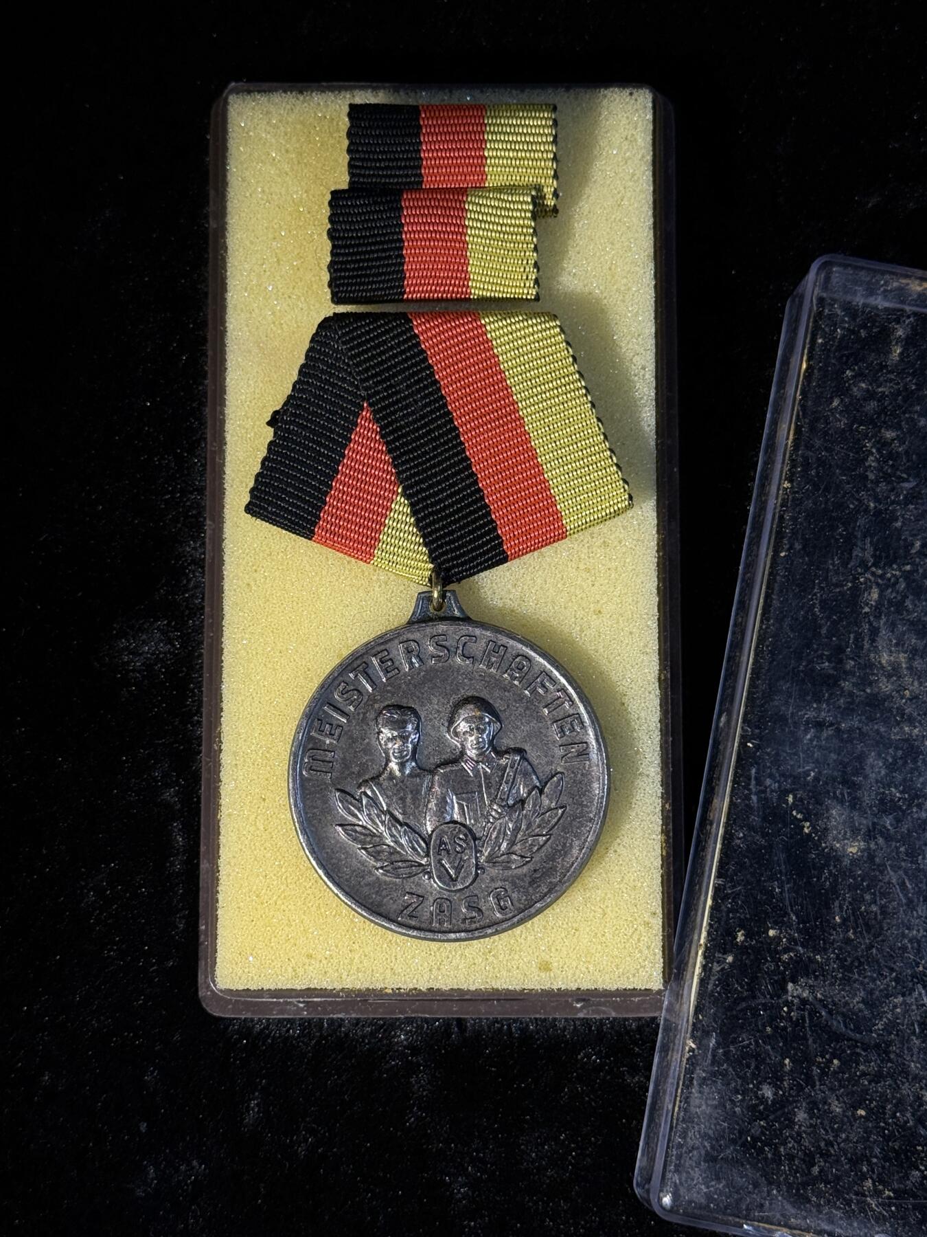 戎马世界章牌大赏第110期 东德军事优胜奖章，少见