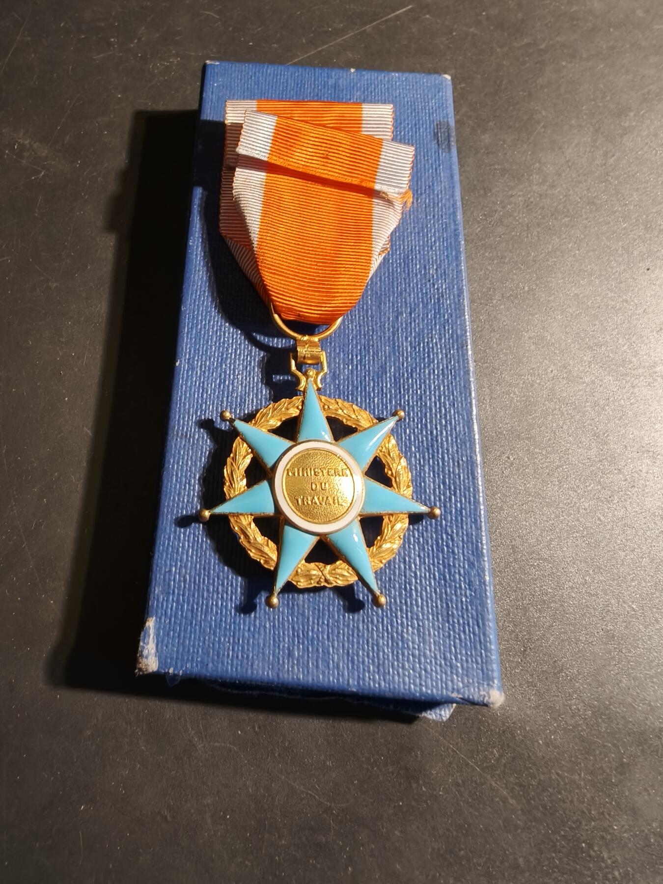 老王徽章第179期 法国骑士级社会功绩勋章     带纸盒