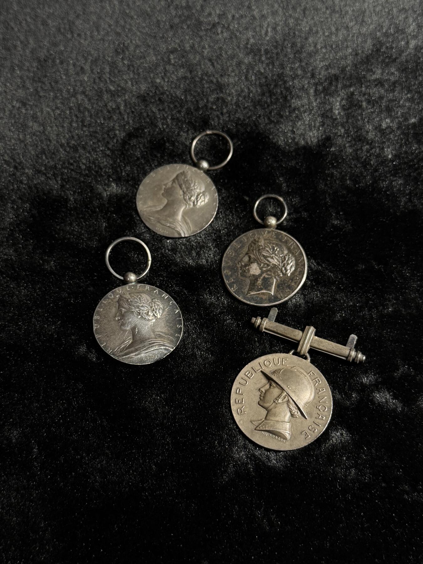 戎马世界章牌大赏第110期 法国奖章一组，银制，重约48.7g