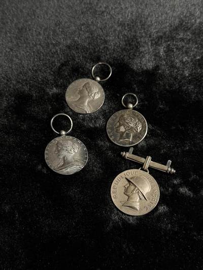 戎马世界章牌大赏第110期 - 法国奖章一组，银制，重约48.7g