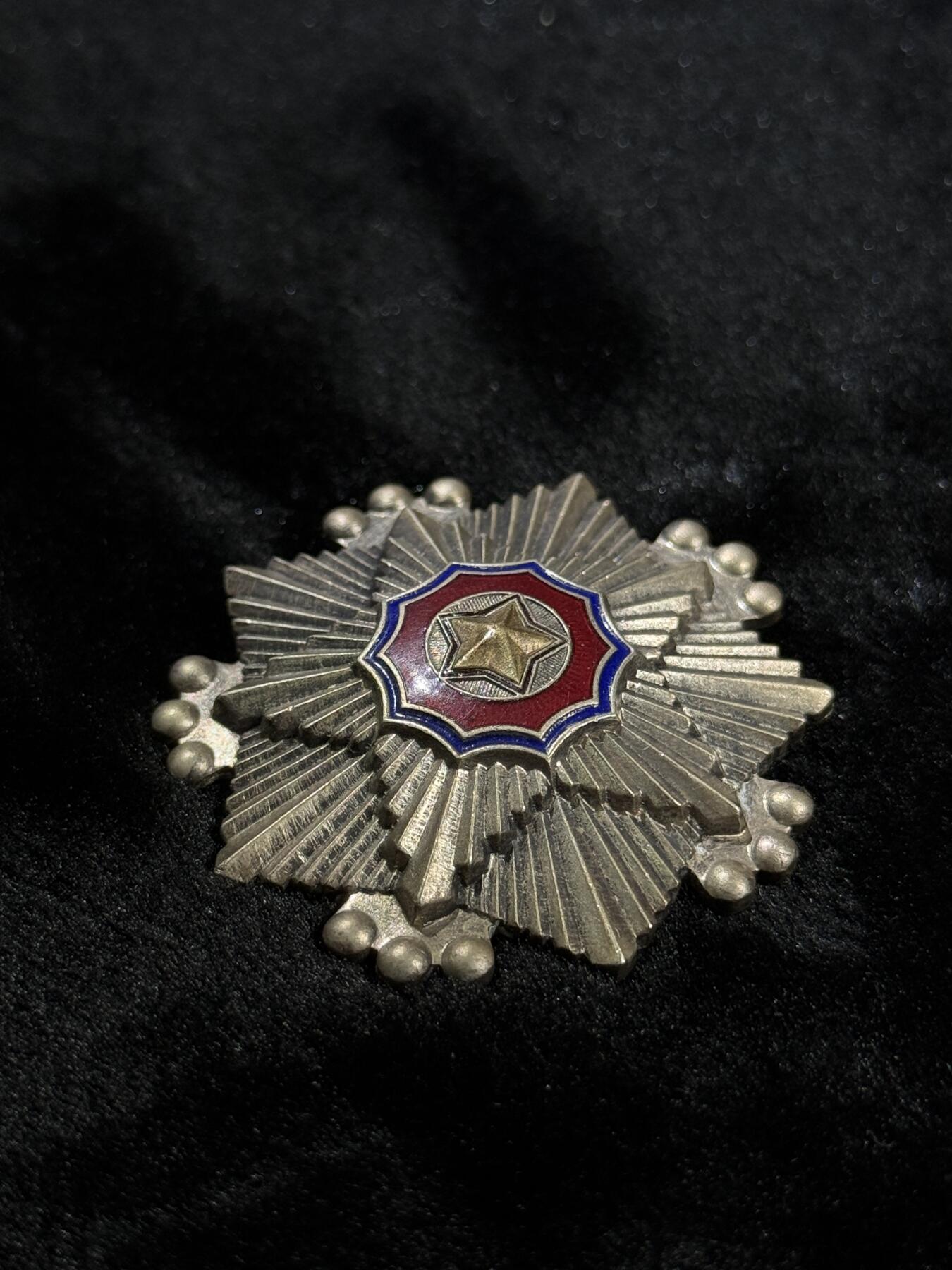 戎马世界章牌大赏第110期 朝鲜三级国旗勋章，竖针改转轮