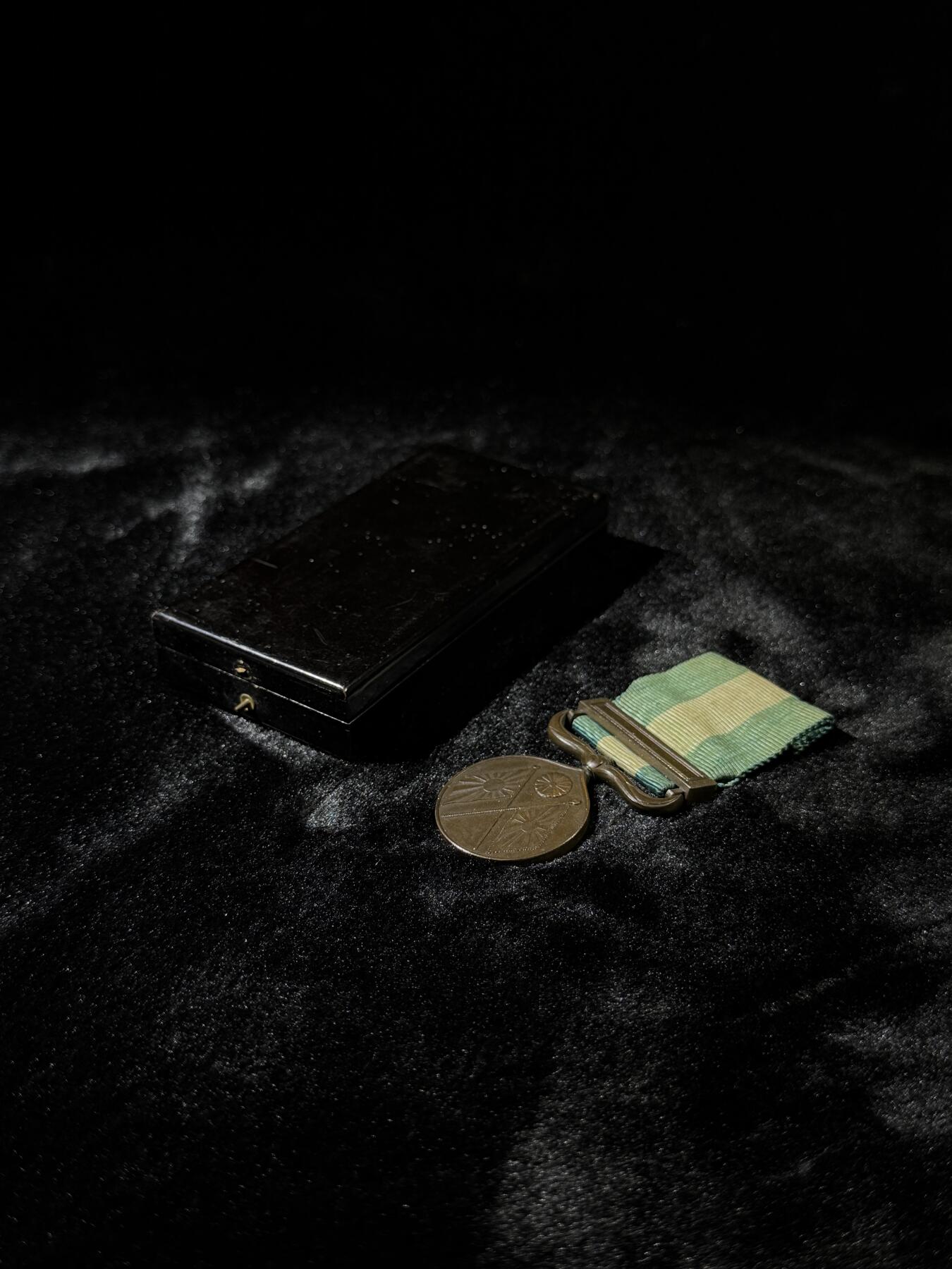 戎马世界章牌大赏第110期 勿忘国耻！日本甲午从军记章，盒扣缺失