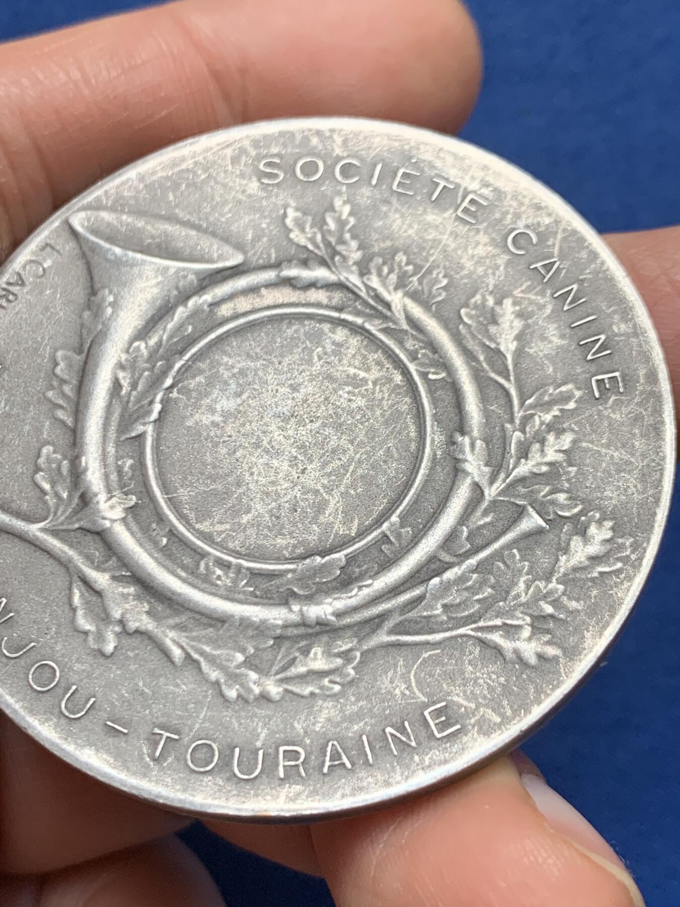 《竞宝斋》第461场 周日，周一，2场连拍 （全场包邮）欢迎送拍 法国名犬博览会镀银大铜章，章上刻有诸多名犬，有斗牛、法斗、阿富汗猎犬、梗犬、博美等，SCMAT是一个法国西北地区性有名的犬舍俱乐部。直径：50mm，重约：51.7g，三角铜标边铭