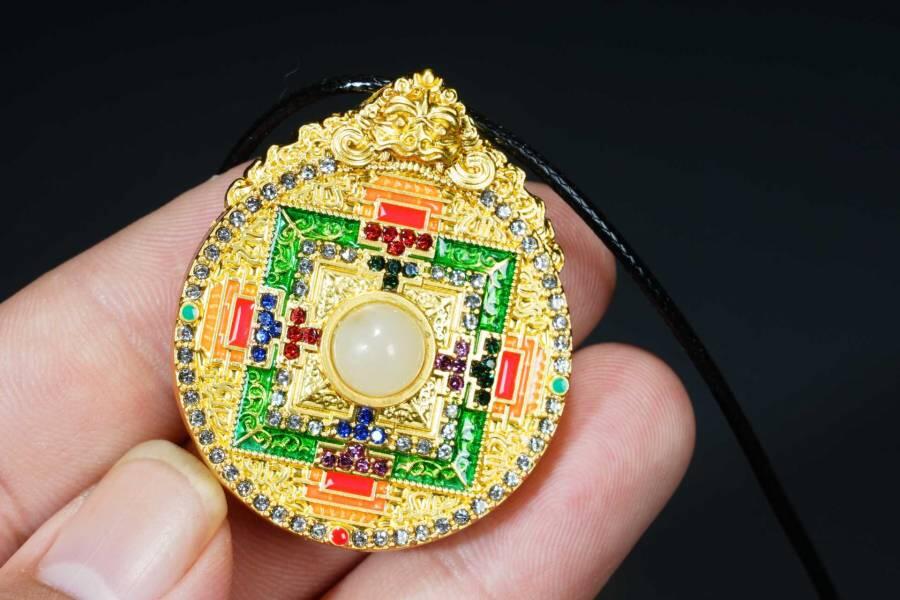 上海都达杂项专场八（全场包邮）   天然镀金坛城嵌和田玉蛋面挂件 附鉴定证书87-342