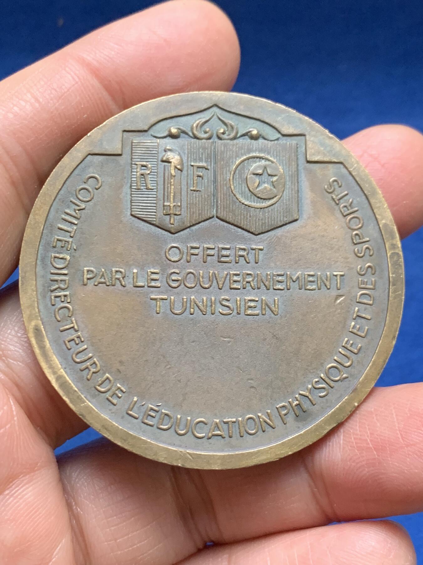 《竞宝斋》第461场 周日，周一，2场连拍 （全场包邮）欢迎送拍 法国体育教育与运动指导委员会纪念铜章 52.2克 49.7mm 三角铜标