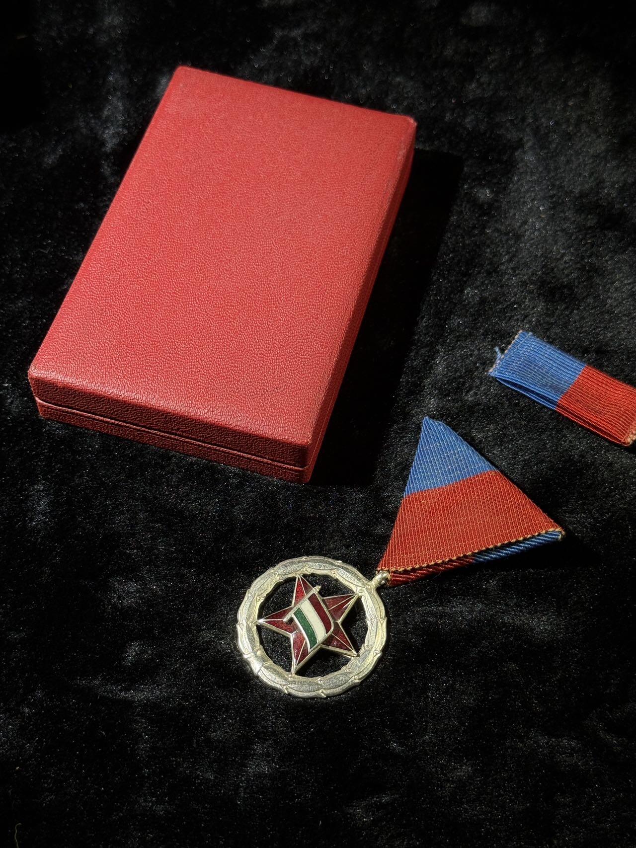 戎马世界章牌大赏第110期 匈牙利银级体育功勋奖章