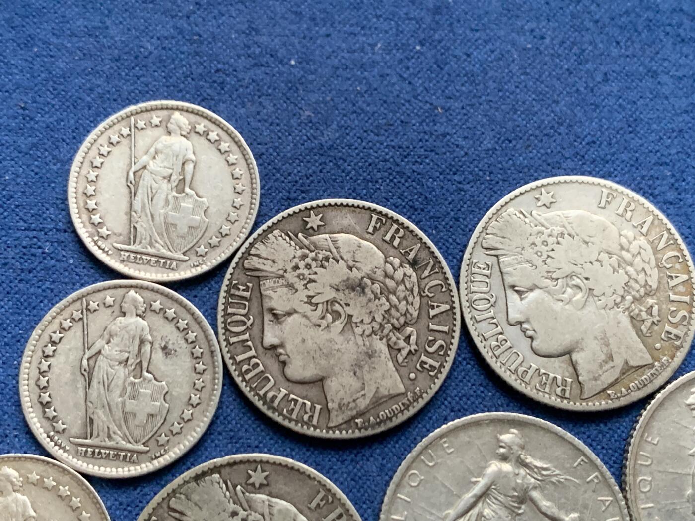 《竞宝斋》第461场 周日，周一，2场连拍 （全场包邮）欢迎送拍 八枚一组 法国1法郎5枚+瑞士半法郎3枚 总重约32克