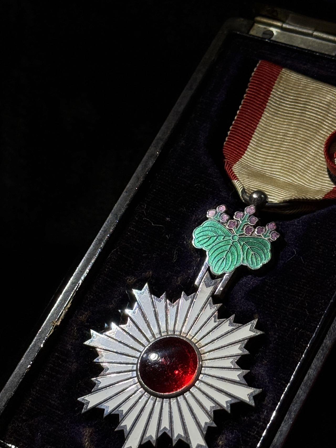 戎马世界章牌大赏第110期 勋五等旭日章，章盒不对应