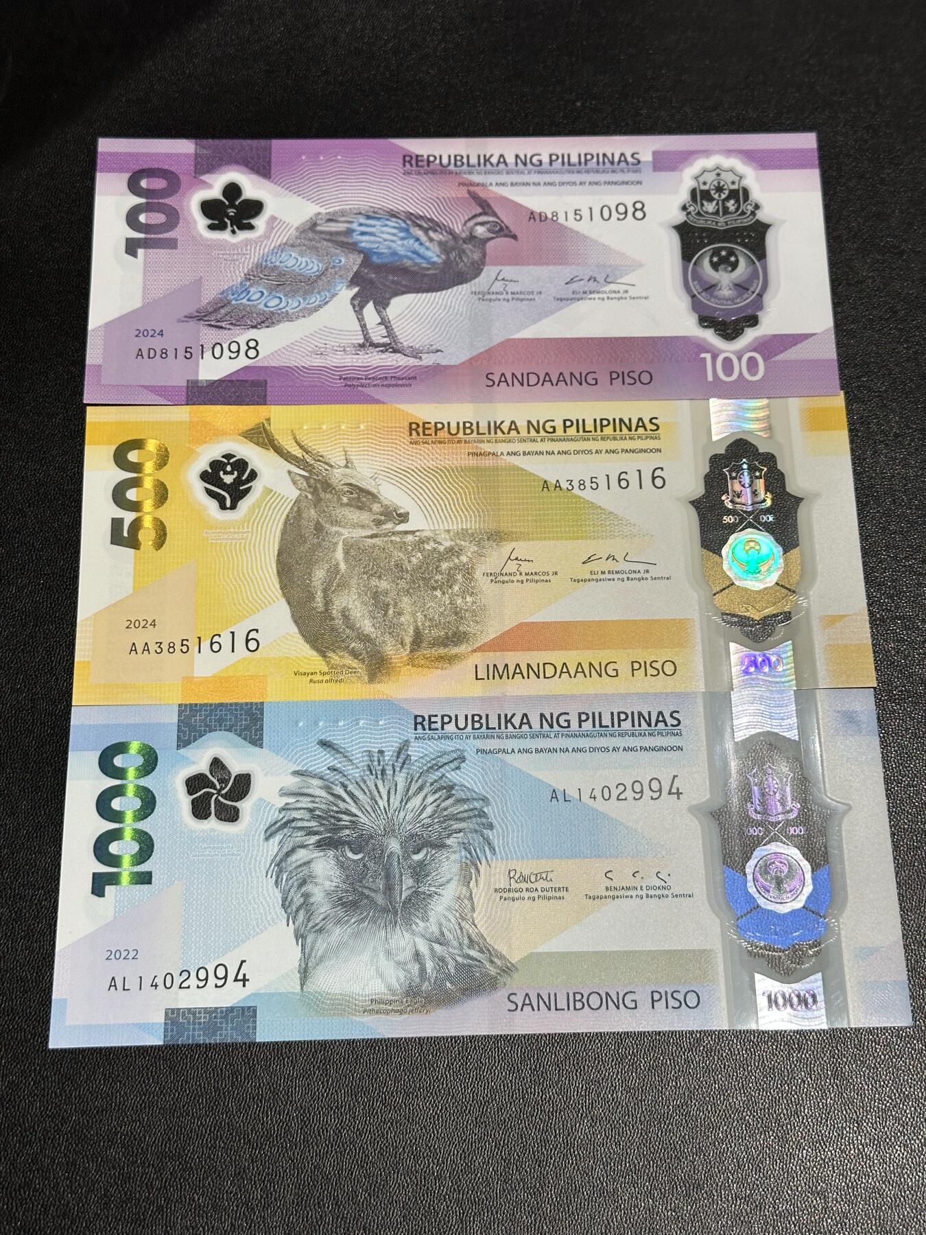 《外钞收藏家》第六百零五期（精选场）（本平台长期征集拍品、欢迎藏友们联系合作） 菲律宾最新版塑料钞100、500、1000比索 3张一起 全新UNC 两张是靓号