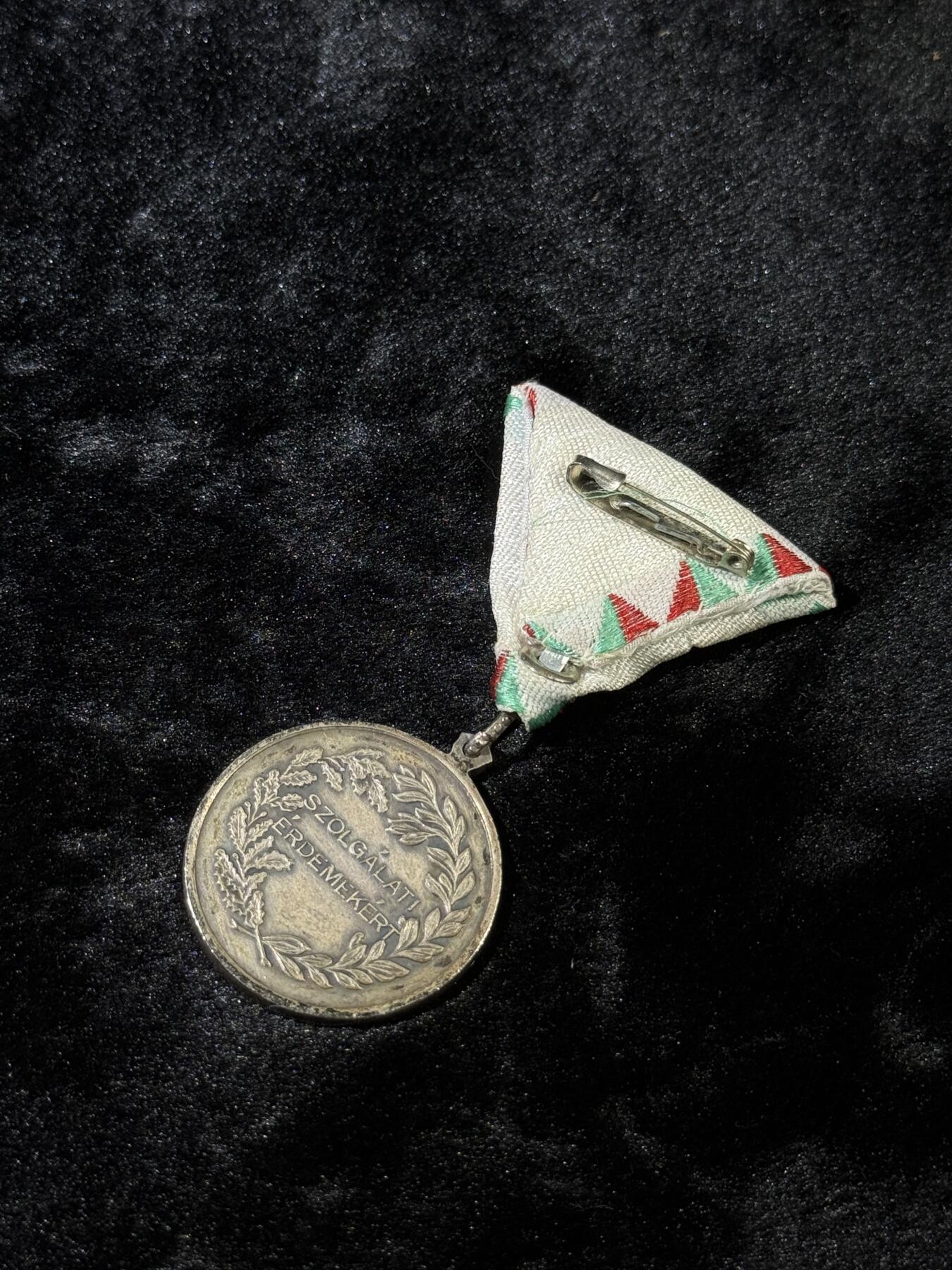 戎马世界章牌大赏第110期 匈牙利银级服役功勋奖章（老版本）