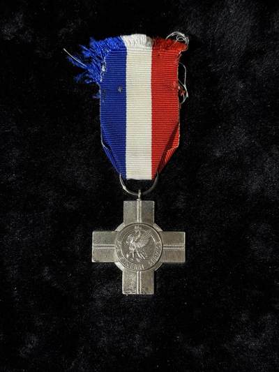 戎马世界章牌大赏第110期 - 英国常规服役十字奖章，银质带银标，重约15.9g