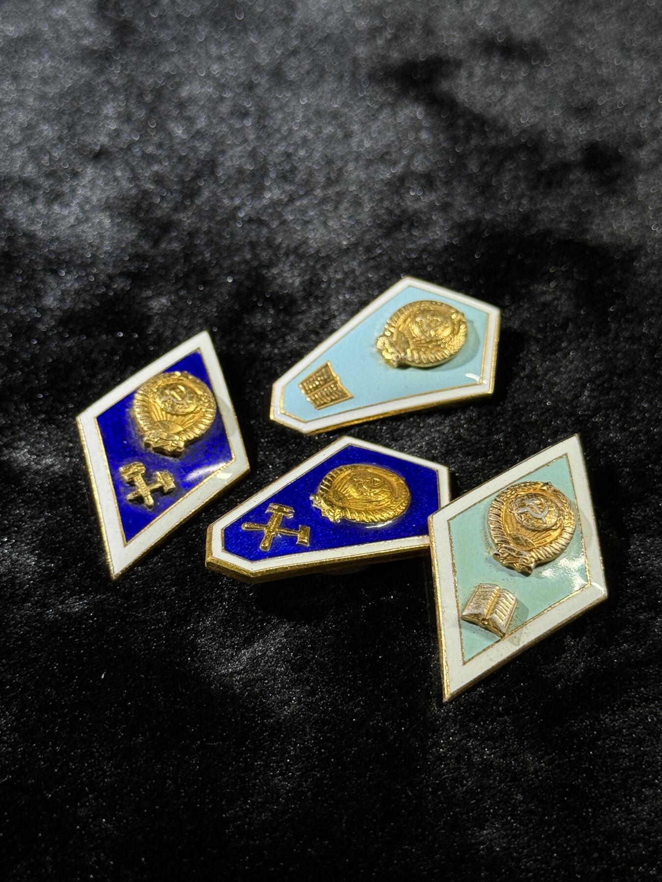 戎马世界章牌大赏第110期 苏联校徽一组，铝制