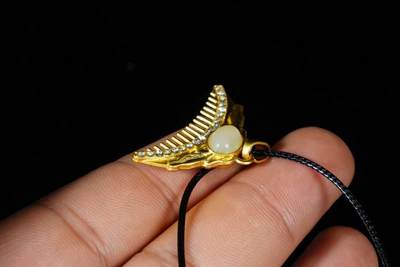 上海都达杂项专场八（全场包邮）   天然镀金梳子嵌和田玉蛋面挂件 附鉴定证书87-344