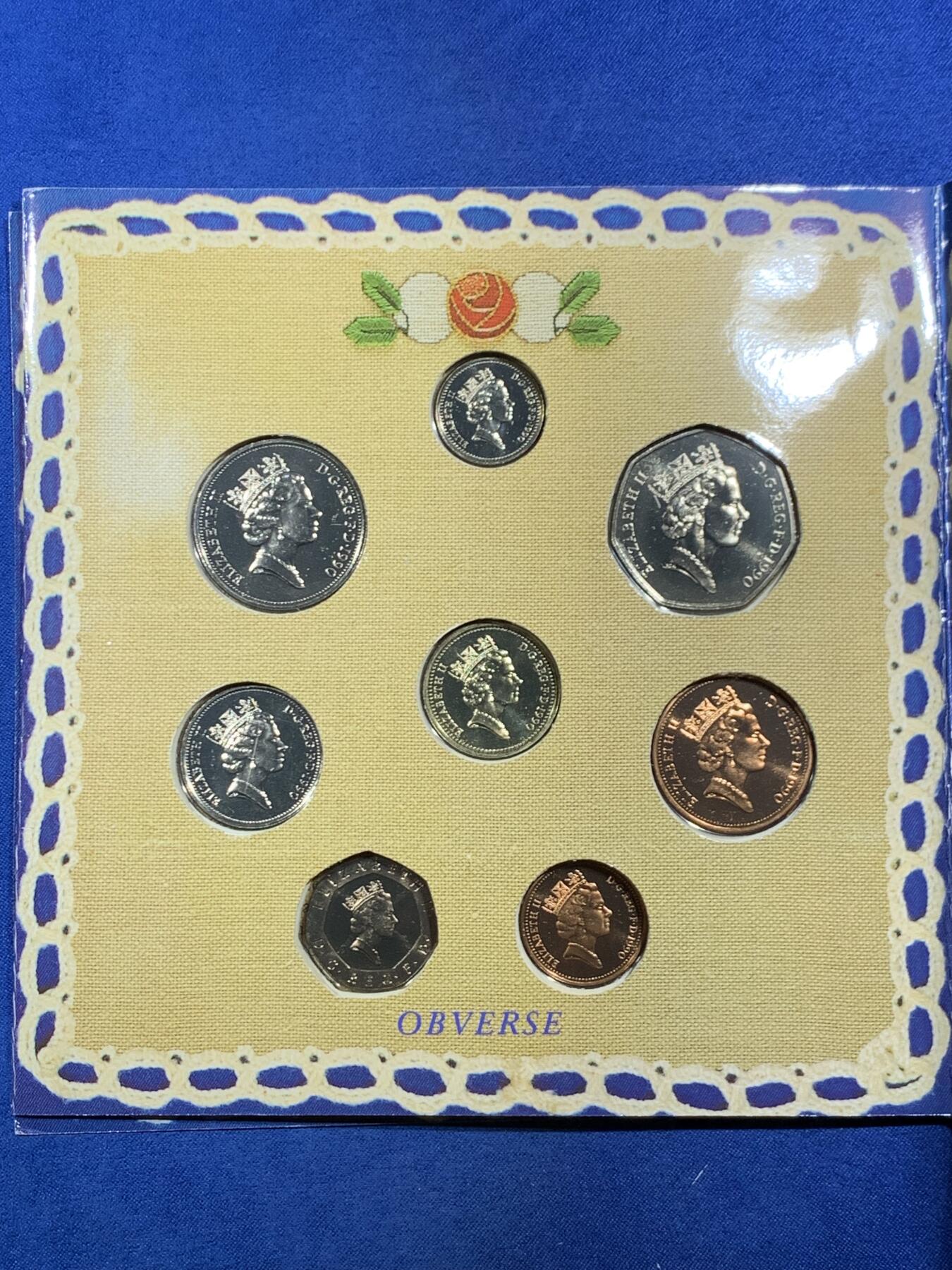 《竞宝斋》第461场 周日，周一，2场连拍 （全场包邮）欢迎送拍 英国1990年精制套币，带1枚1英镑威尔士韭葱精制纪念币，8枚币，册证齐全，品相精美，细节见图