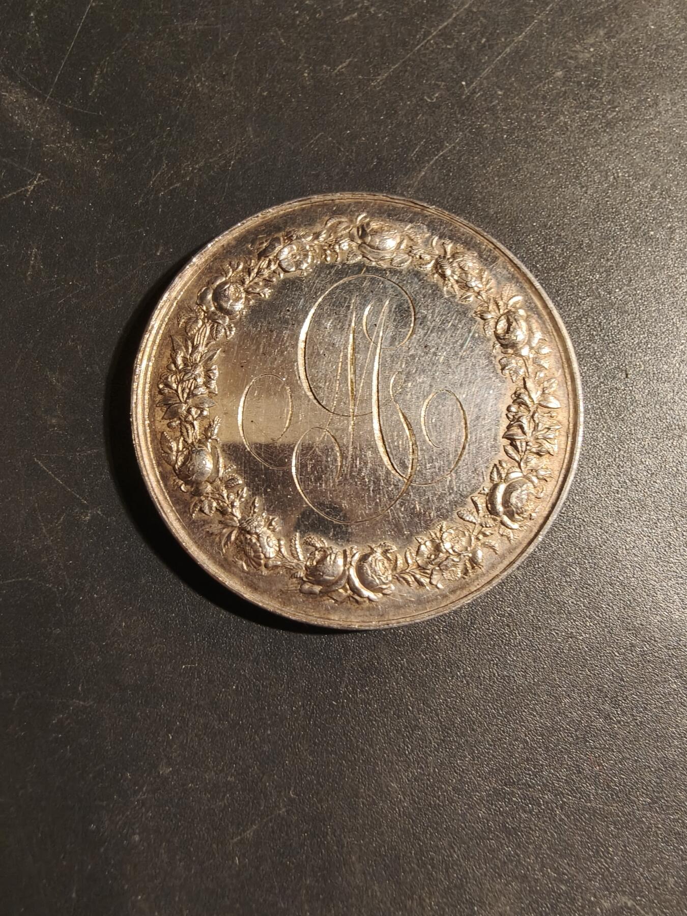 老王徽章第179期 法国银婚章    1869年实授    950银蜜蜂银标    直径36mm     重量21.8g      带边铭背铭