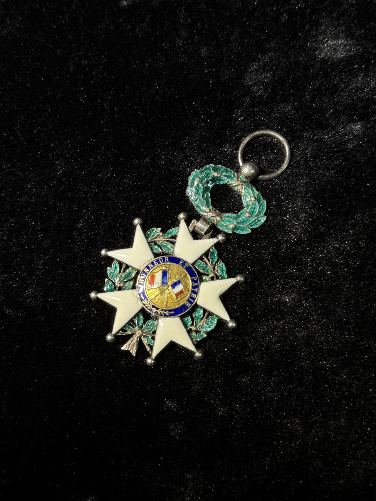 戎马世界章牌大赏第110期 法国荣誉军团勋章，银制，章芯金制，珐琅有破损与修补，重20g左右哦