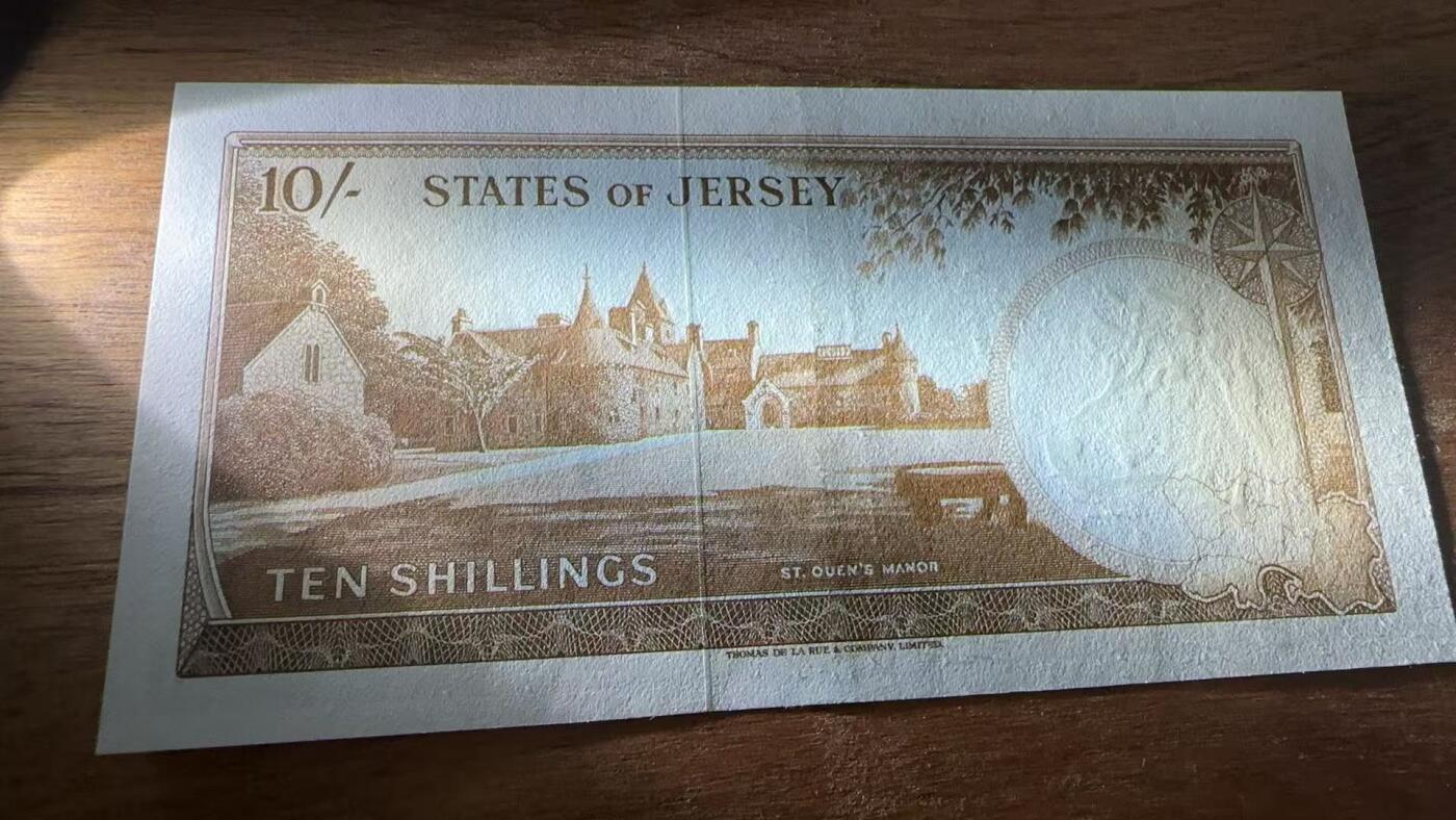 徐霞客拍卖首拍 泽西岛	P-7 1963年10先令	UNC- B256340			发行于20世纪中后期，是泽西岛当时流通的法定货币。它融合了英联邦货币风格与本土标识的设计，以君主肖像为核心元素，兼具流通功能与身份象征意义，见证了泽西岛货币体系的独立发展与英联邦金融关联，是研究该地区金融史与殖民文化传承的实物佐证。其收藏价值源于存世量稀少，在小众地域货币收藏中独具辨识度。	
