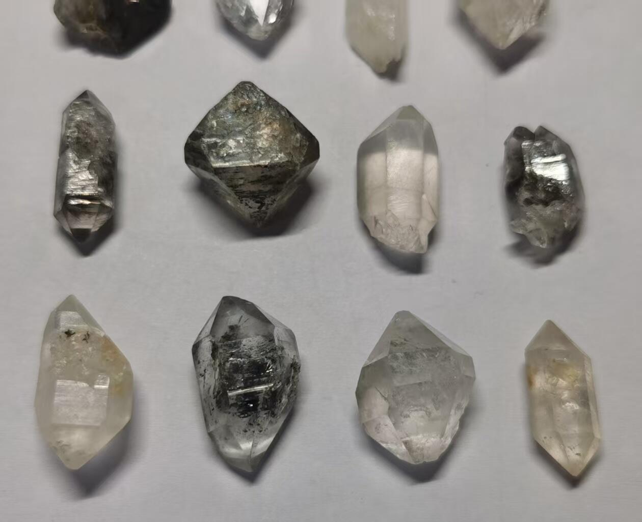 七河·世界币章矿标杂件每周小拍（总第35期）（本场周二结标） 藏家出品 X725(3) 云贵闪灵水晶原石一组 12 件 本件拍品由合作藏家邮寄