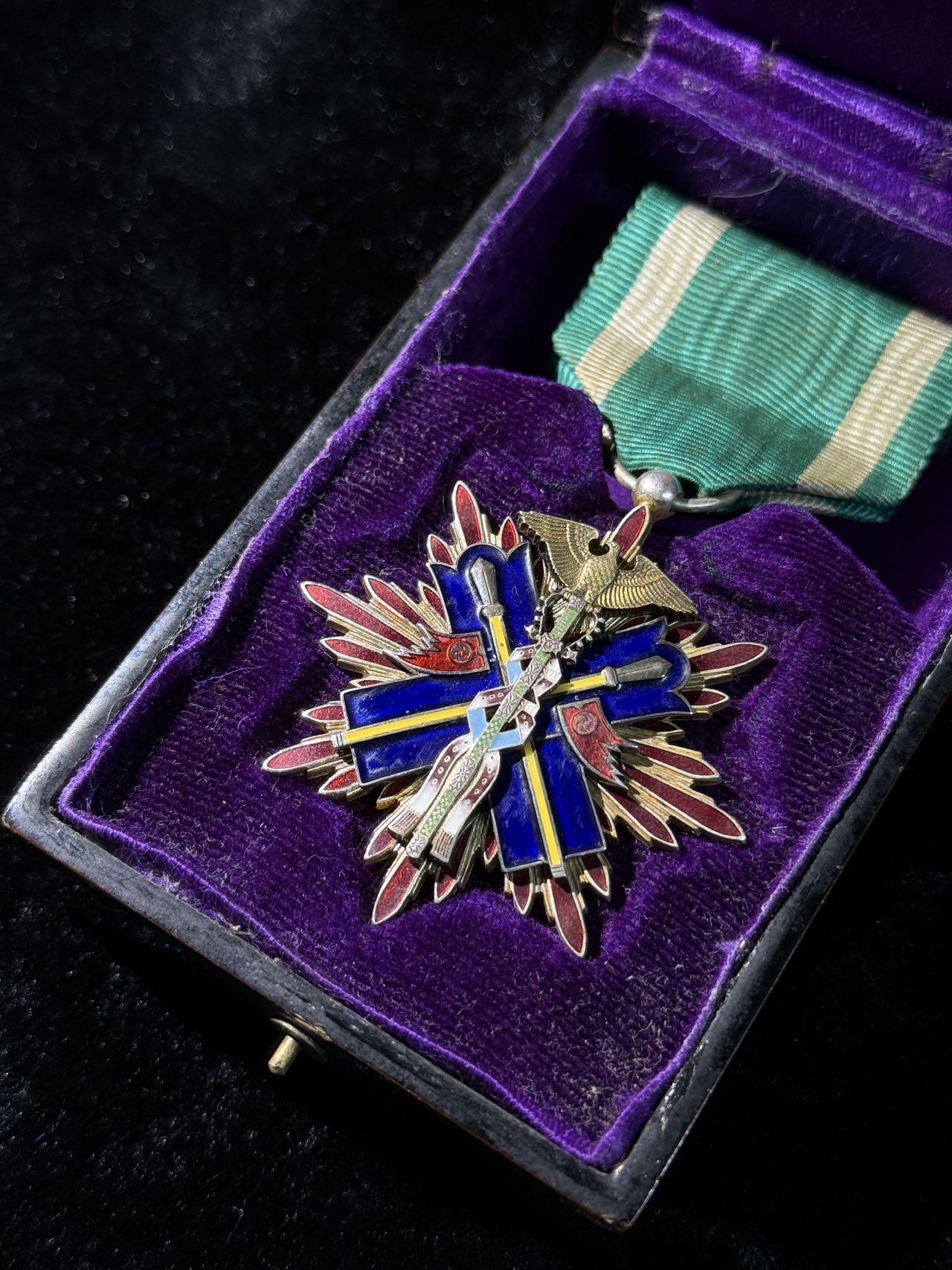 戎马世界章牌大赏第110期 功五级金鸱章，带盒，盒子连接处有损