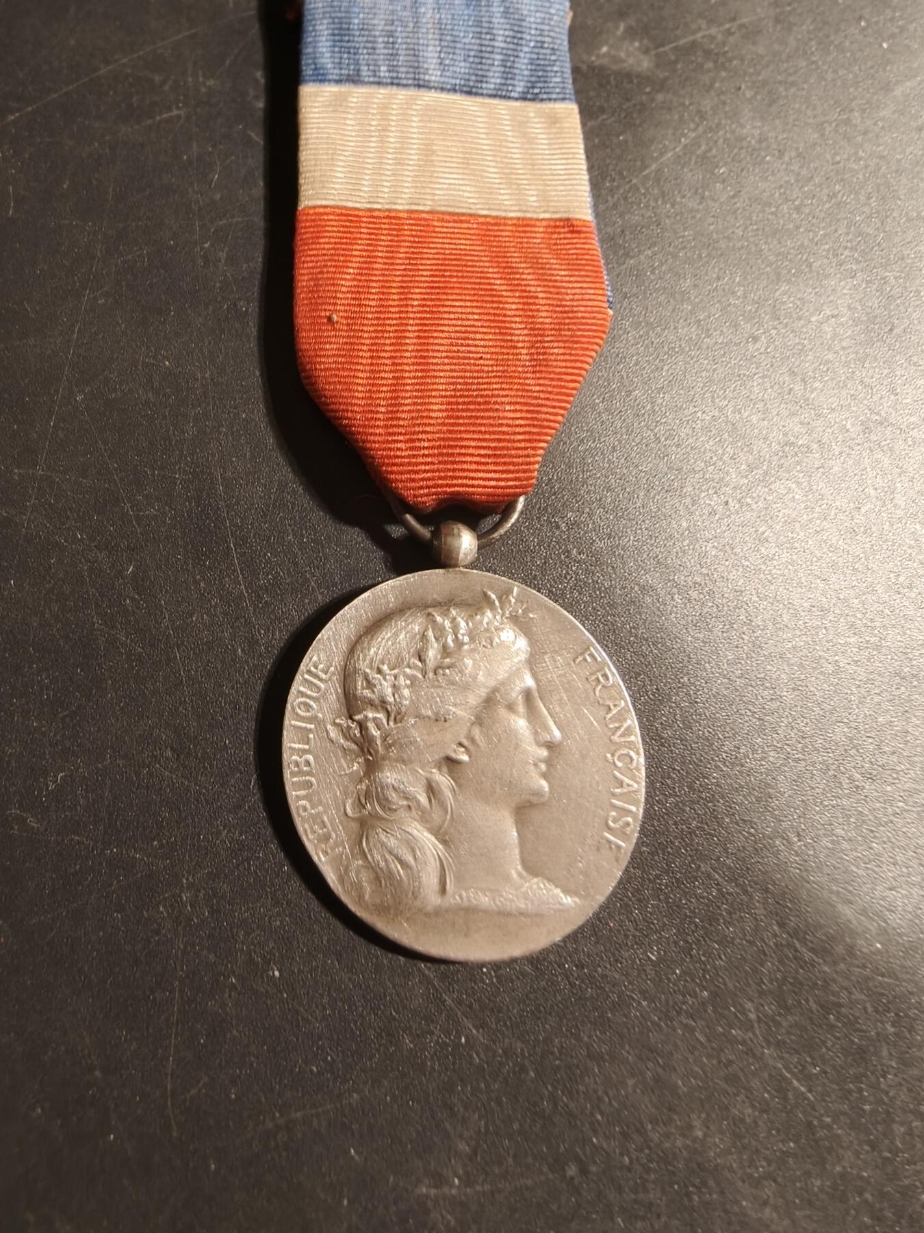 老王徽章第179期 法国战争部银级劳动荣誉奖章    950银    1950年实发     11.4g