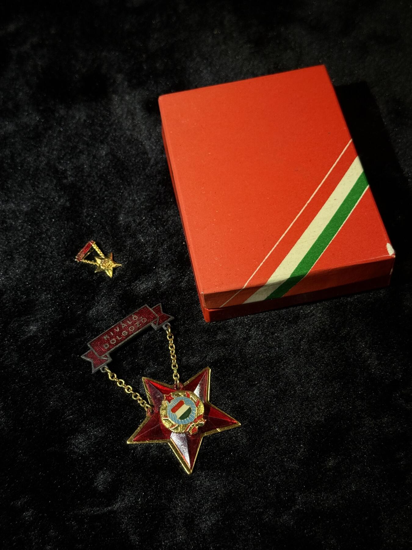 戎马世界章牌大赏第110期 匈牙利优秀劳动者证章