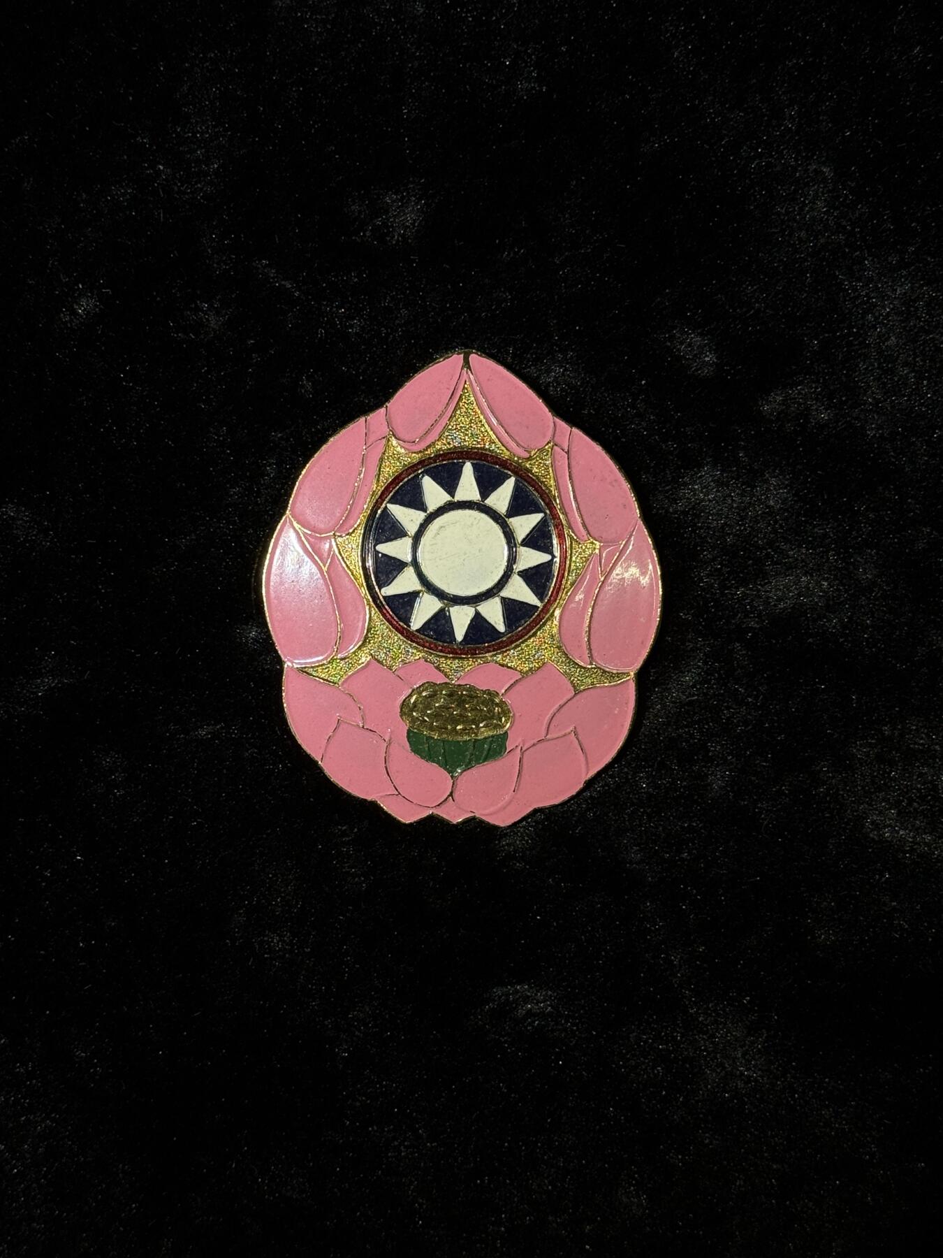 戎马世界章牌大赏第110期 民国宪兵帽徽，铝制，退台后版本