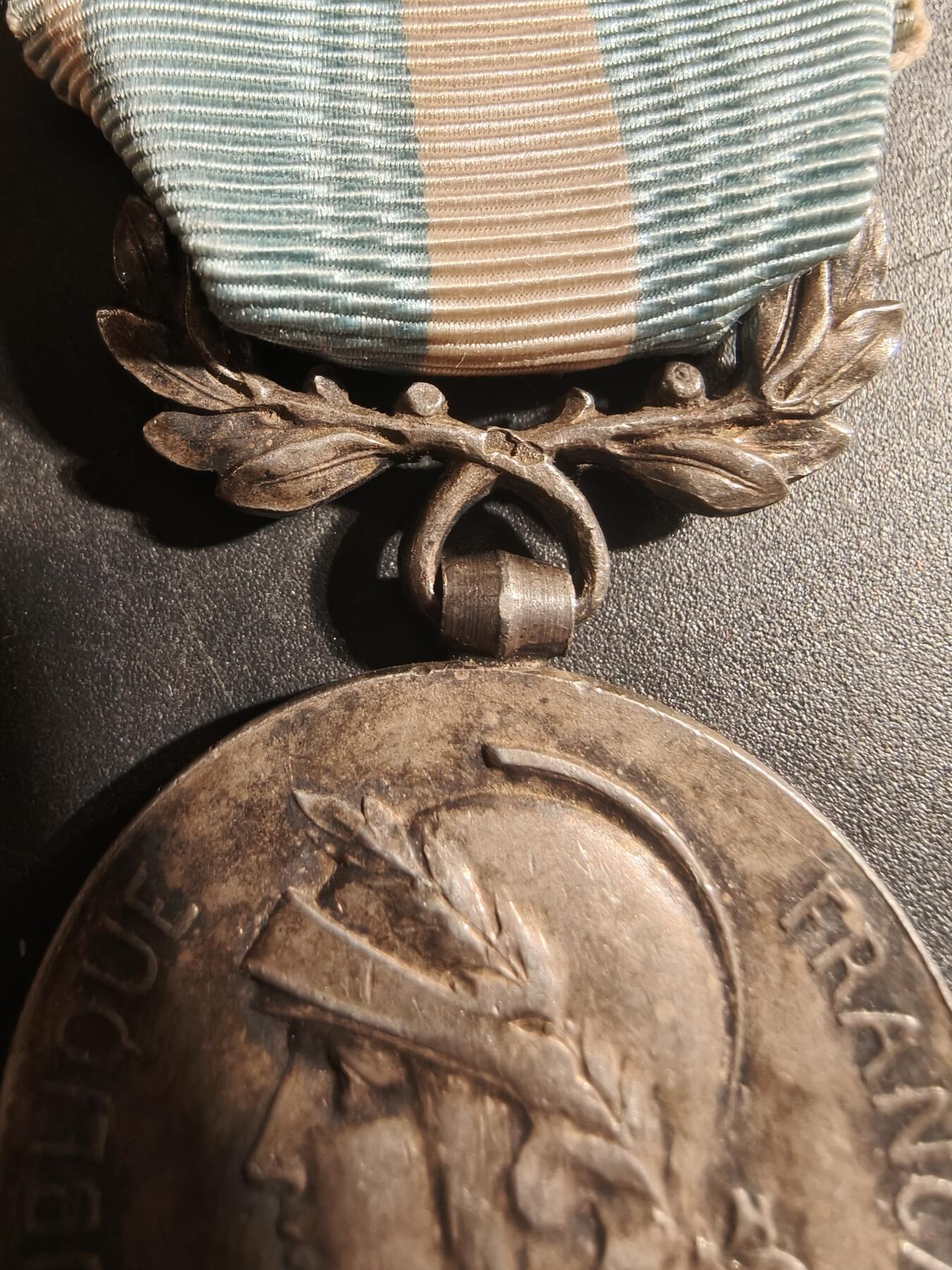 老王徽章第179期 法国殖民奖章     第一版双面叶子版本1892-1923    950银    章体、链接环、勋条多处银标      阿尔及利亚勋条       23g