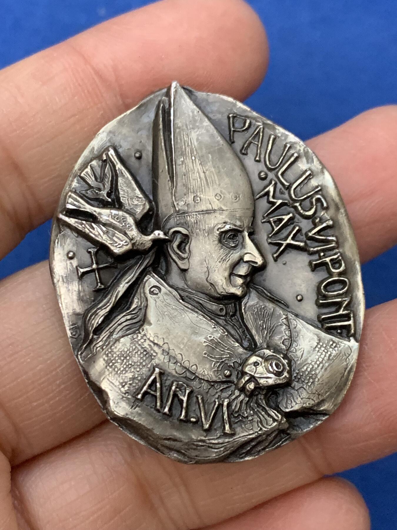 《竞宝斋》第461场 周日，周一，2场连拍 （全场包邮）欢迎送拍 梵蒂冈1968年保罗六世增加联合国教士银章，约35*45mm，47.22g，带盒，800银标，少见形状，高浮雕