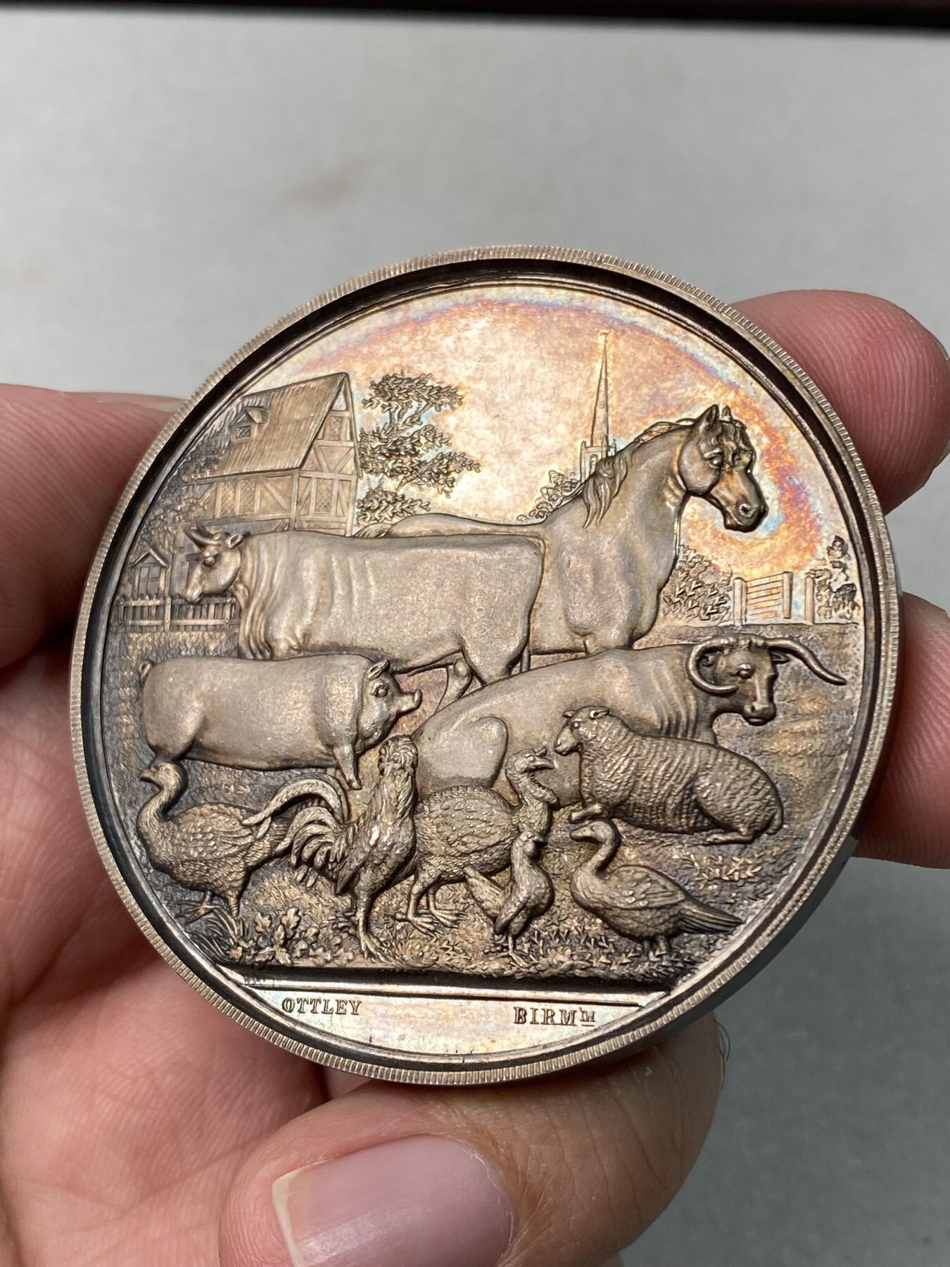 万国钱币拍卖第059期 1869英国农业协会畜牧大银章 高浮雕五彩大规格 边缘磕碰 61g 53mm