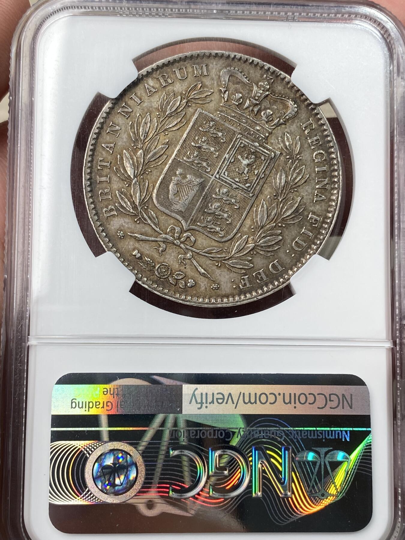 万国钱币拍卖第059期 NGC AU55 1845英国维多利亚女王盾徽克朗 英系克朗名誉品种 维多利亚流通克朗中的大难点 经典小维青年头像 原味淡彩好状态