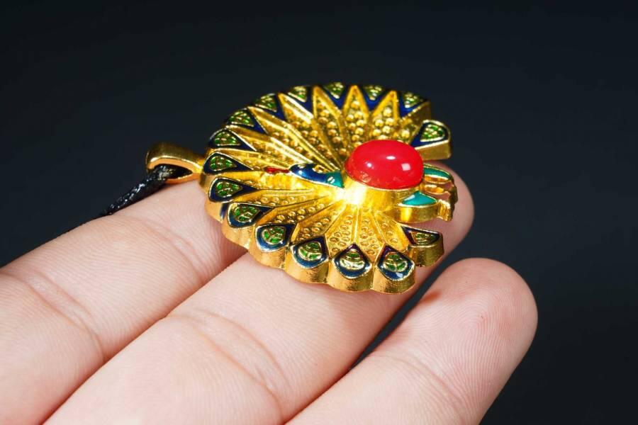 上海都达杂项专场八（全场包邮）   天然镀金孔雀开屏嵌红玛瑙蛋面挂件 附鉴定证书87-356