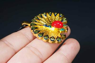 上海都达杂项专场八（全场包邮）   天然镀金孔雀开屏嵌红玛瑙蛋面挂件 附鉴定证书87-356