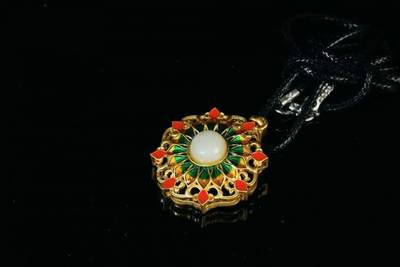 上海都达杂项专场八（全场包邮）   天然镀金珐琅彩太阳花嵌和田玉蛋面挂件 附鉴定证书87-347