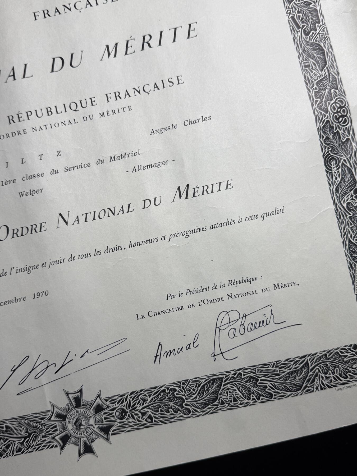 戎马世界章牌大赏第110期 法国指挥官级国家功绩勋章证书，授予德国裔法国将军（一级总工程师）Wiltz Auguste，他在二战开始时被德军击败被俘虏，随即作为德国裔法国人被俘虏回德国关押直至战争结束，战后职务一路高升，从事汽车运输相关研发