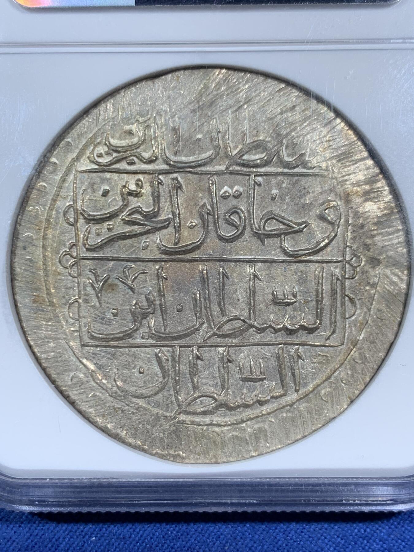 《竞宝斋》第461场 周日，周一，2场连拍 （全场包邮）欢迎送拍 NGC MS63 利比亚1796年（AH1210）年100帕拉大银币，以奥斯曼土耳其塞利姆三世的名义发行，在的黎波里铸造。实际此时的利比亚在本土贵族卡拉曼尼家族的统治下高度自治。与土耳其和其他阿拉伯大部分地区的钱币不同，利比亚地区只铸造了5个年份且数量极其稀少，此枚为最后的年份。N和P双料冠军，唯一的MS。一枚年份更常见的利比亚VF在Ha拍了一万多人民币。