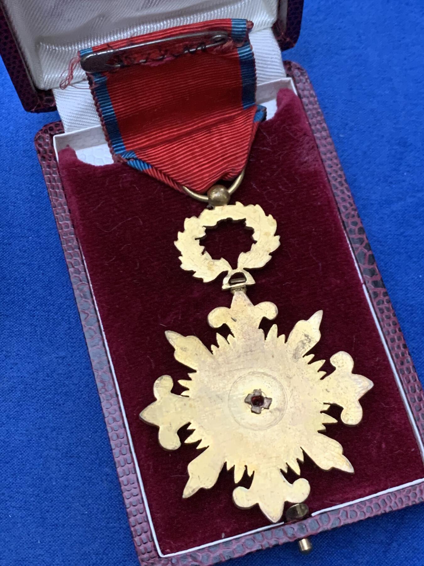 《竞宝斋》第461场 周日，周一，2场连拍 （全场包邮）欢迎送拍 两枚一组 法国功勋章 带盒 细节见图