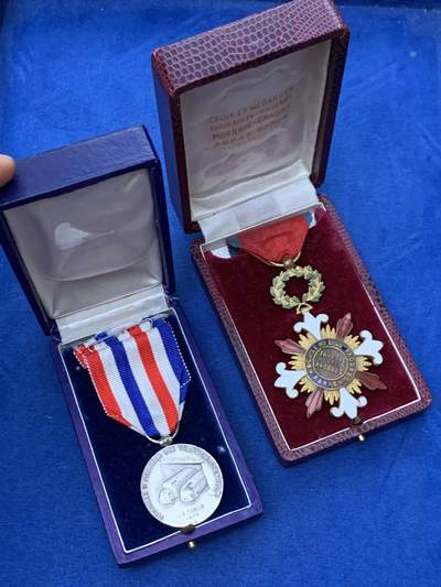 《竞宝斋》第461场 周日，周一，2场连拍 （全场包邮）欢迎送拍 - 两枚一组 法国功勋章 带盒 细节见图